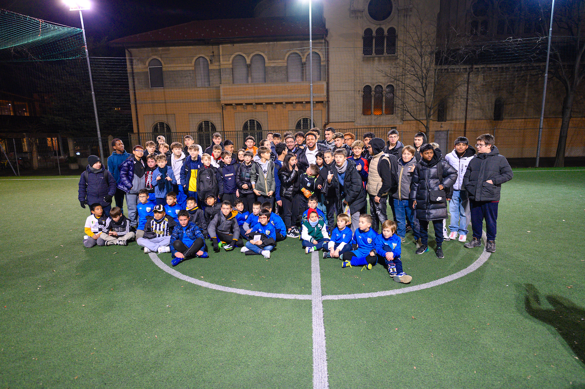 McKennie insieme ai ragazzi dell'Oratorio San Paolo e San Luigi di Torino