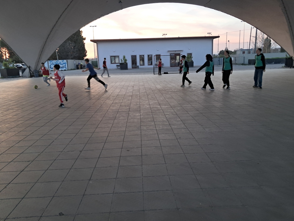 partita di social sport sotto la vela tra adolescenti