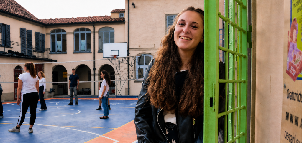 ragazza e giovani che giocano a pallavolo